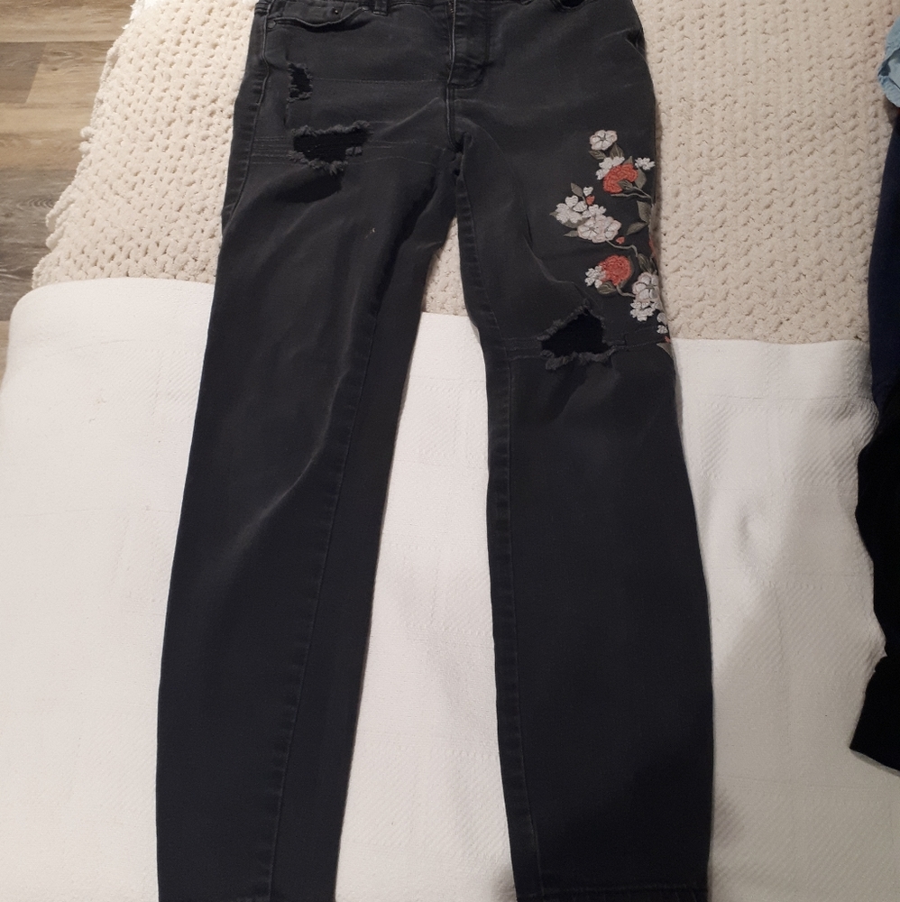 Broded ripped black mid rise jeans